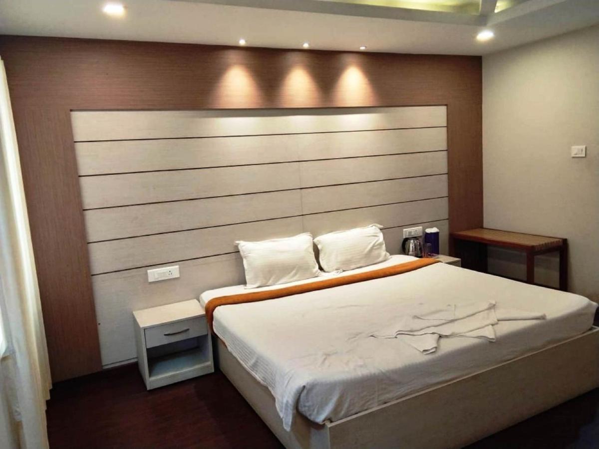 Dew Drop Inn Уті Екстер'єр фото