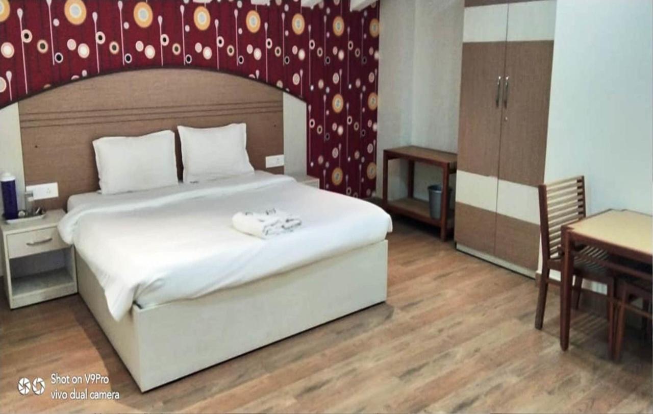 Dew Drop Inn Уті Екстер'єр фото